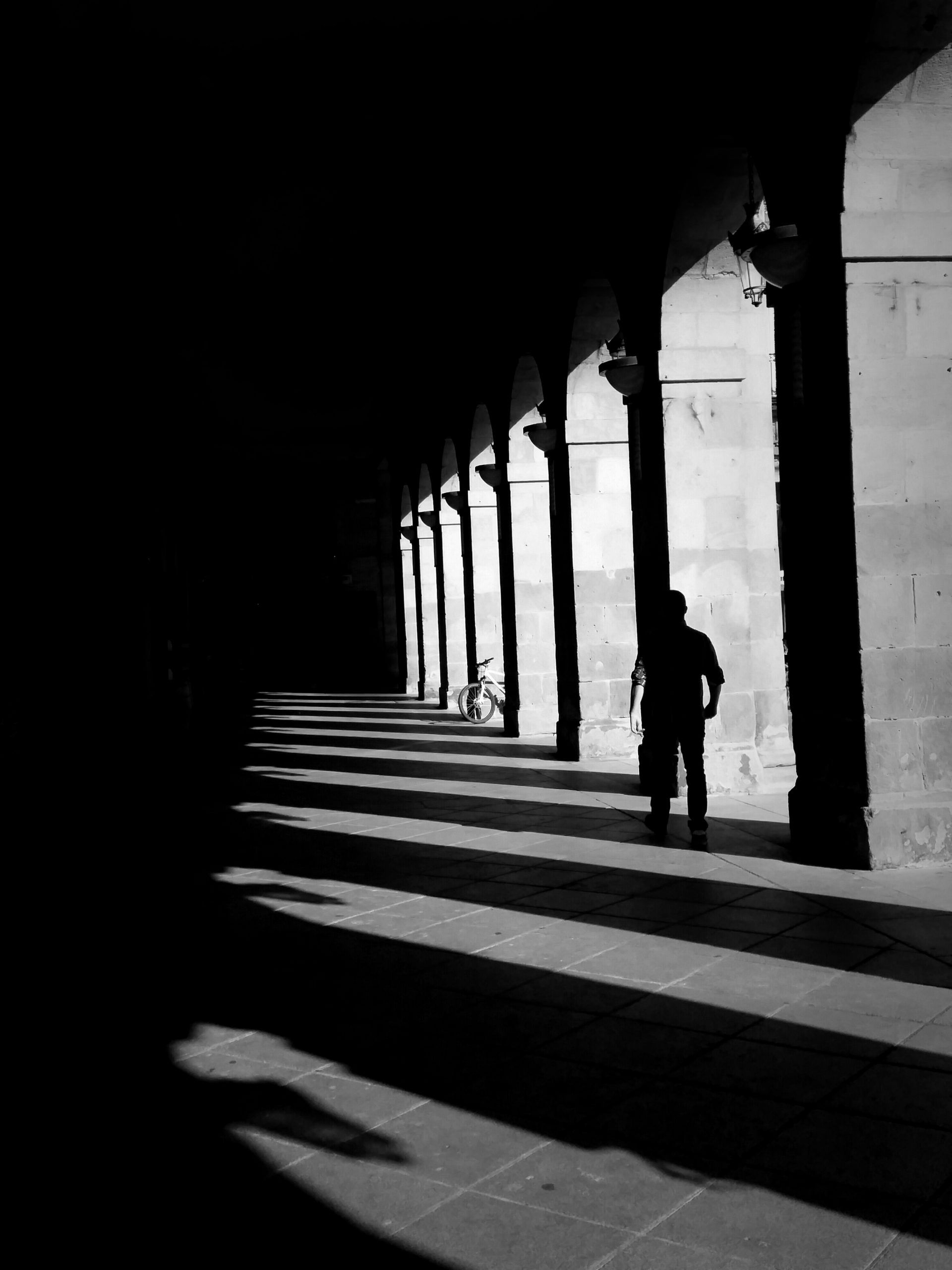 Entre las sombras – Fotografía creativa móvil en Bilbao | Ibarakaldo
