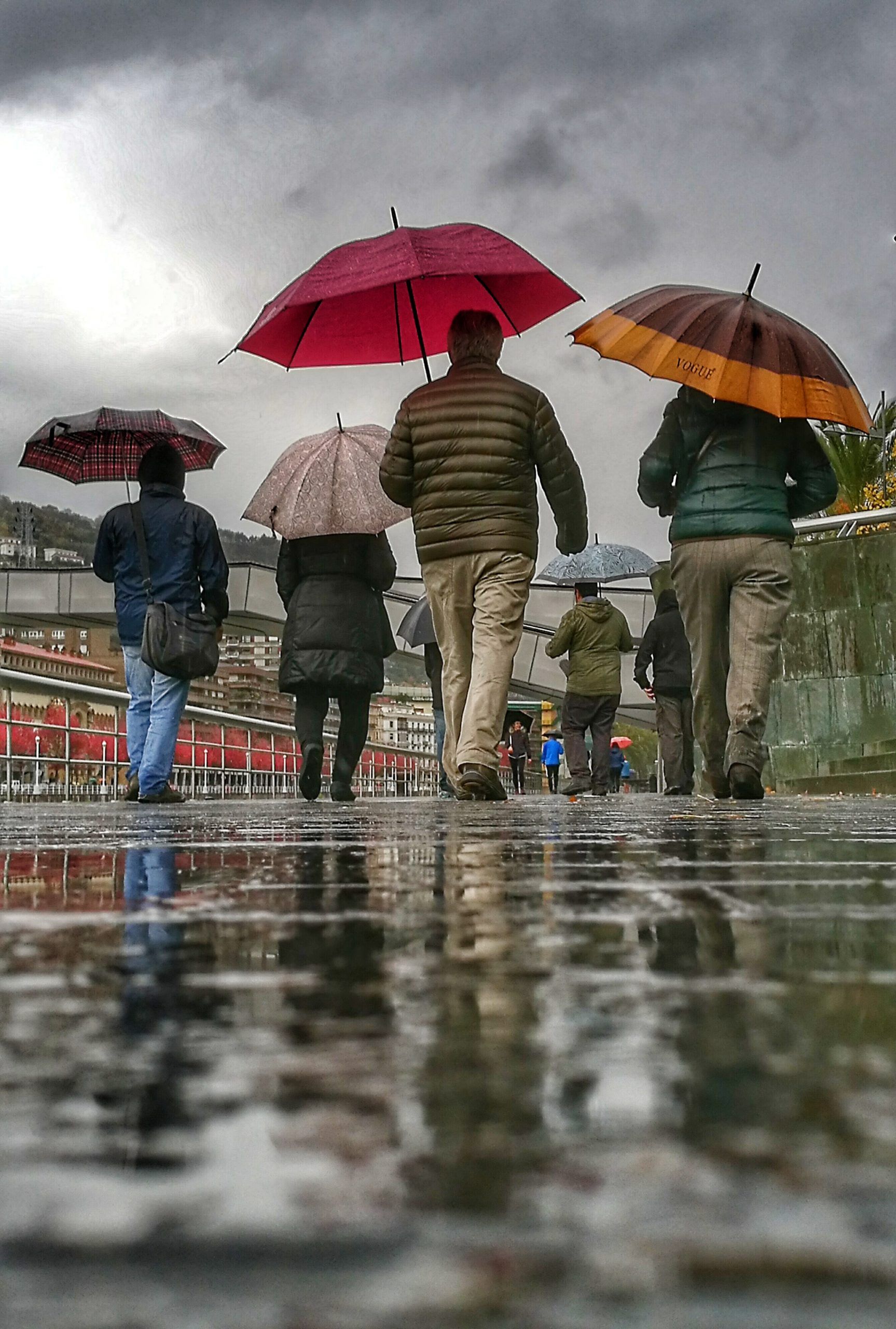 Paraguas y Bilbao. MATRIMONIO | Historias Urbanas en Bilbao | Fotografia Creativa movil Ibarakaldo