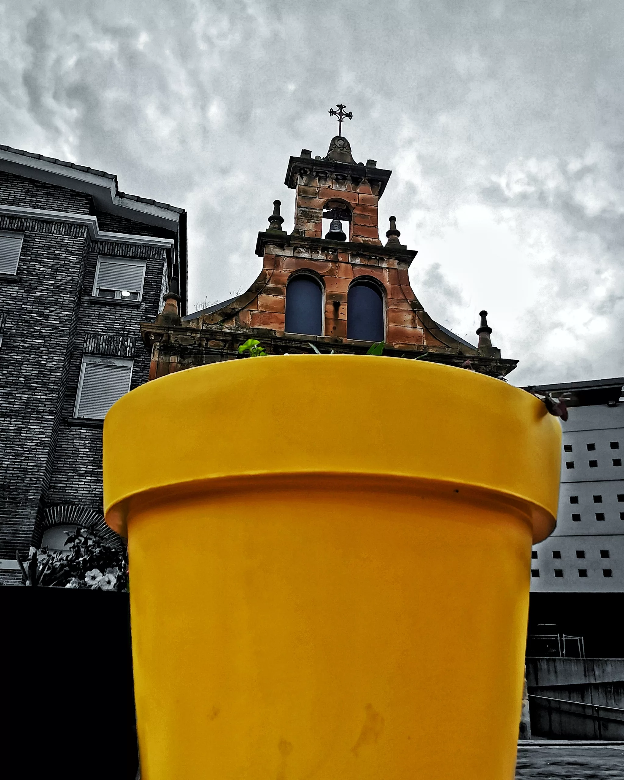 Hoy en Bricomania…plantar una Iglesia | Momentos Splash. Fotografía Creativa Ibarakaldo
