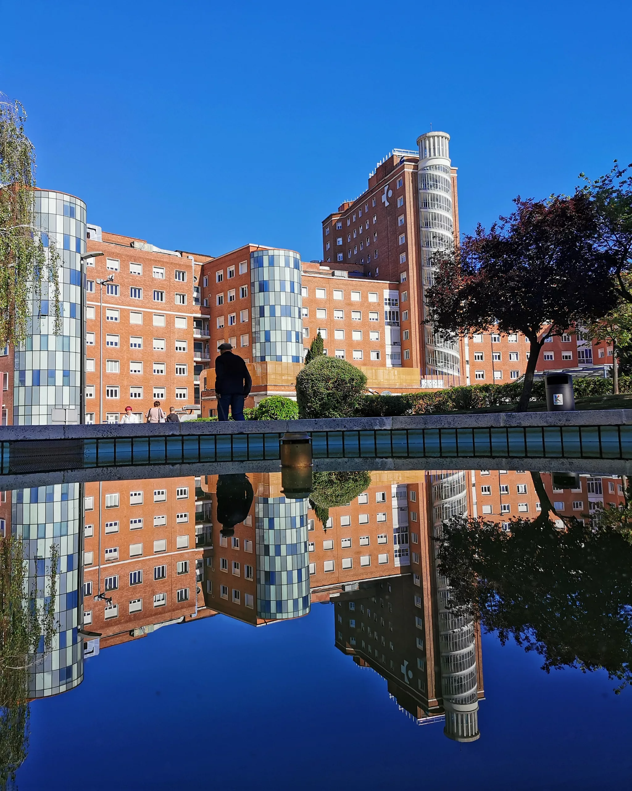 Reflejos 37 – Fotografía creativa móvil en Barakaldo | Ibarakaldo