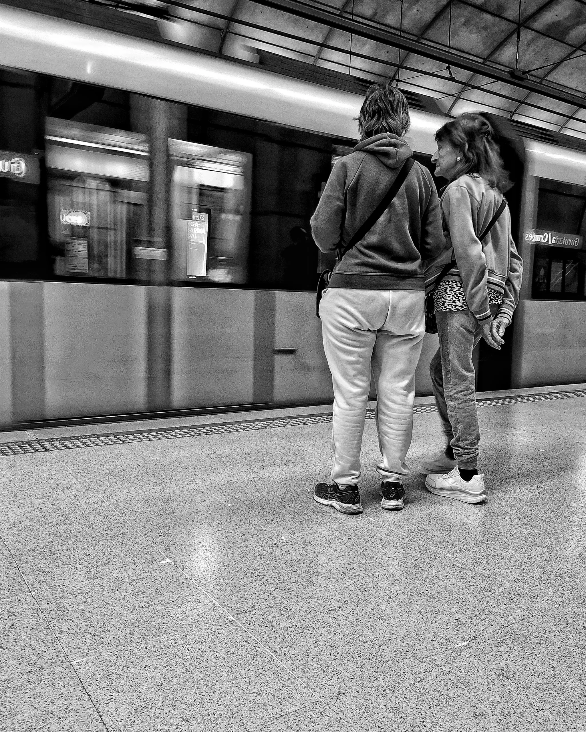 Jende – Gente 24  | Historias Urbanas en el Metro | Fotografia Creativa movil Ibarakaldo