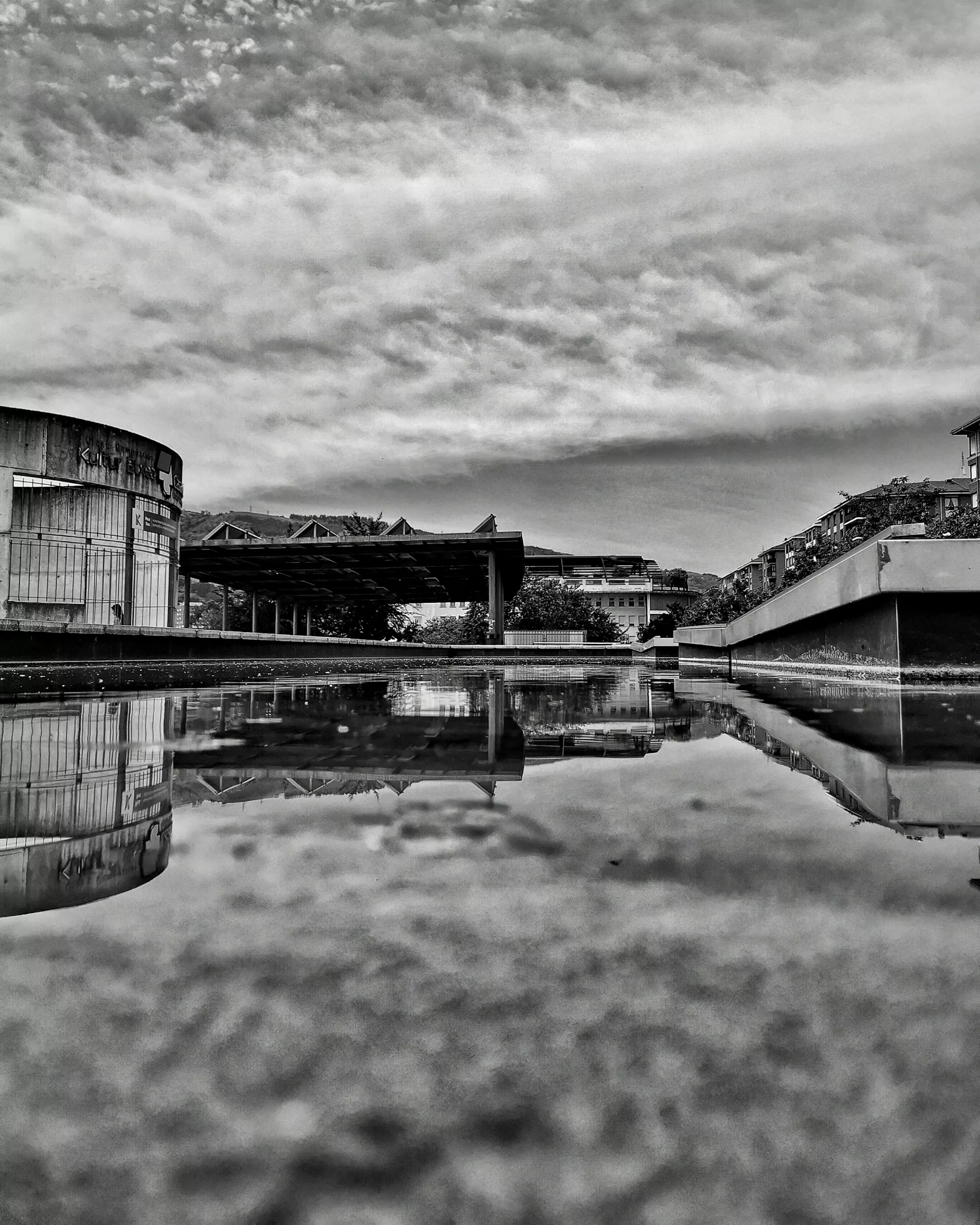 Al mal tiempo…nos pasamos al blanco negro – Fotografía creativa móvil en Barakaldo | Ibarakaldo