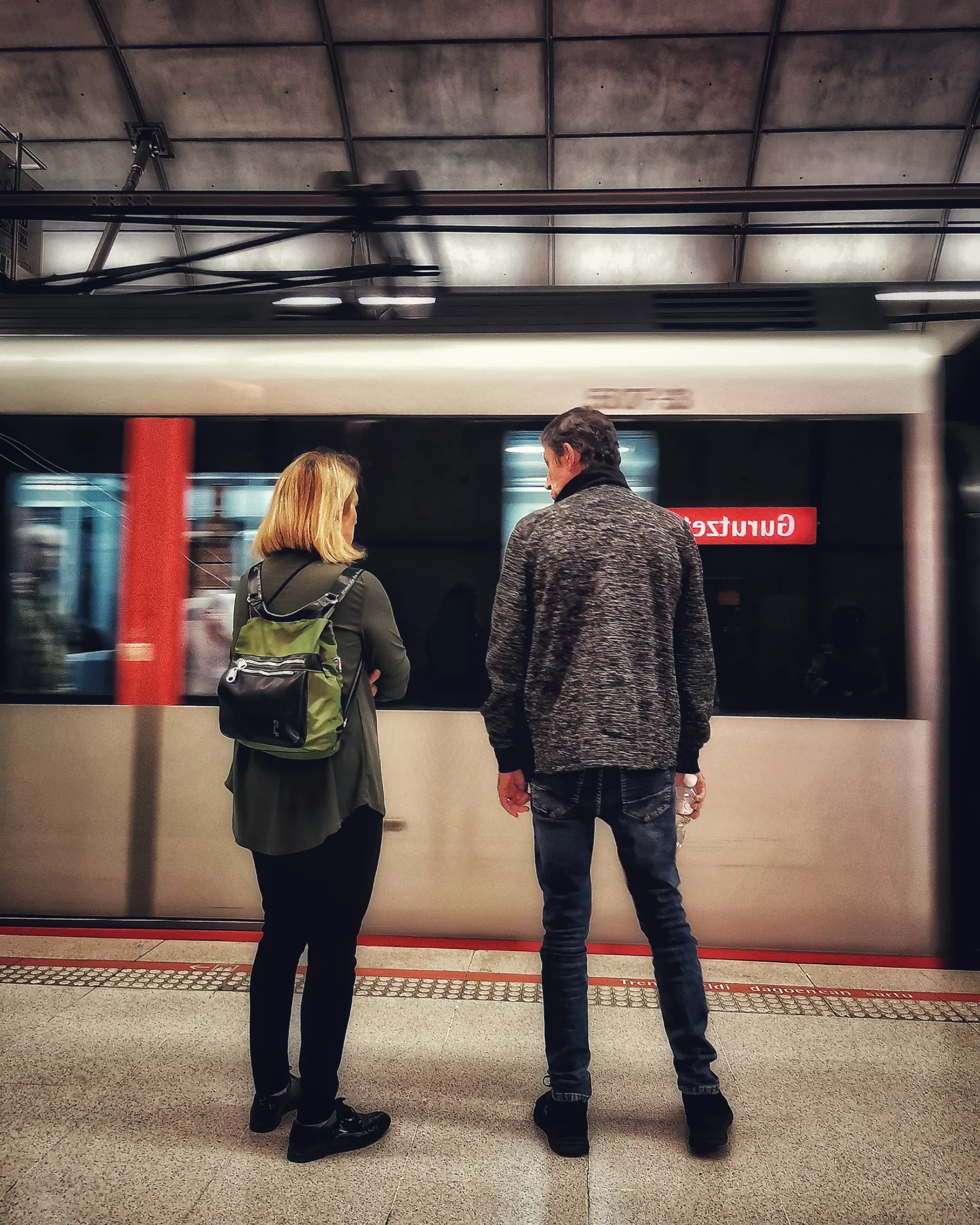 Cuerpo de juernes…  | Historias Urbanas en el Metro | Fotografia Creativa movil Ibarakaldo