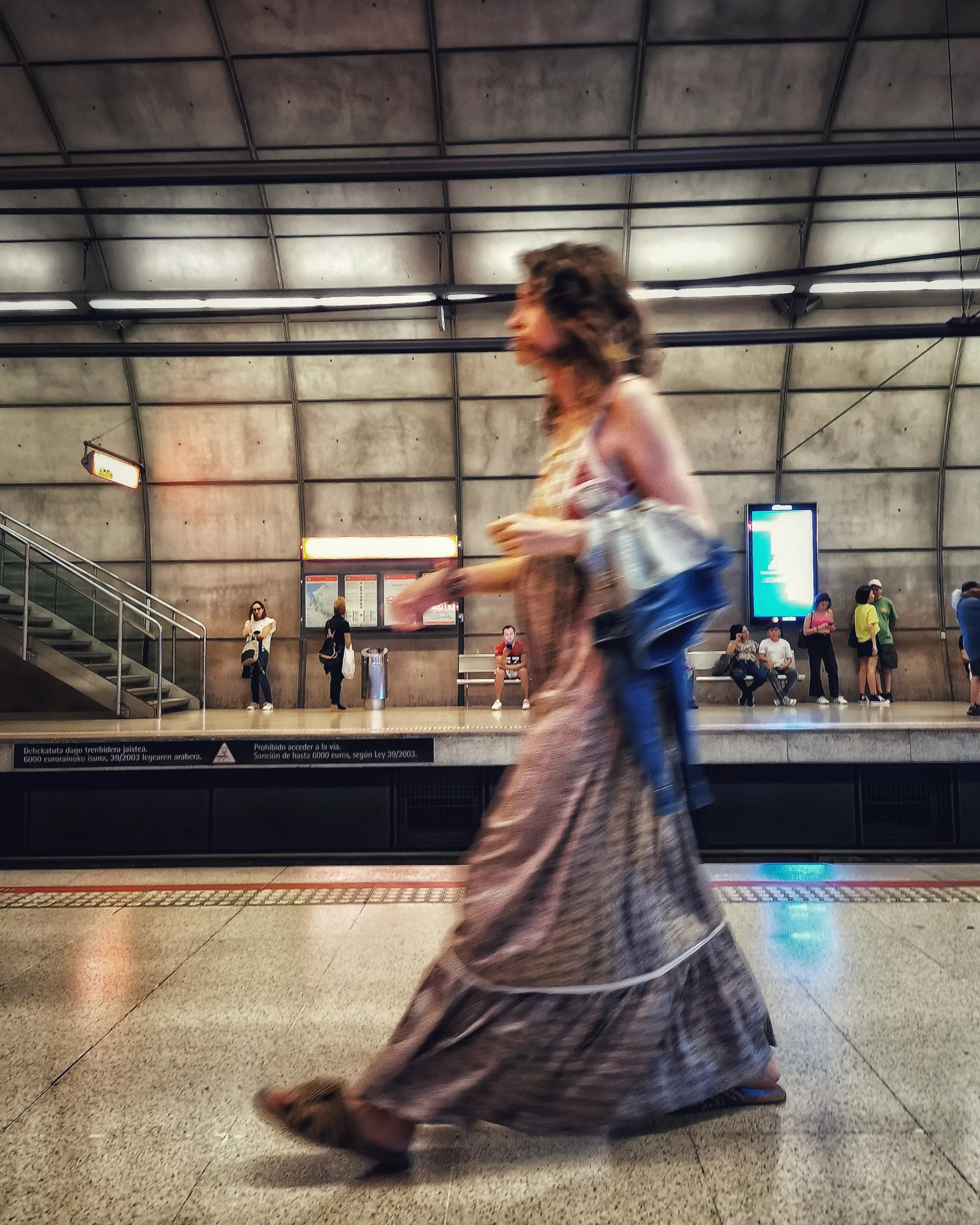 TGIF.  Por fin es Viernes…  | Historias Urbanas en el Metro | Fotografia Creativa movil Ibarakaldo