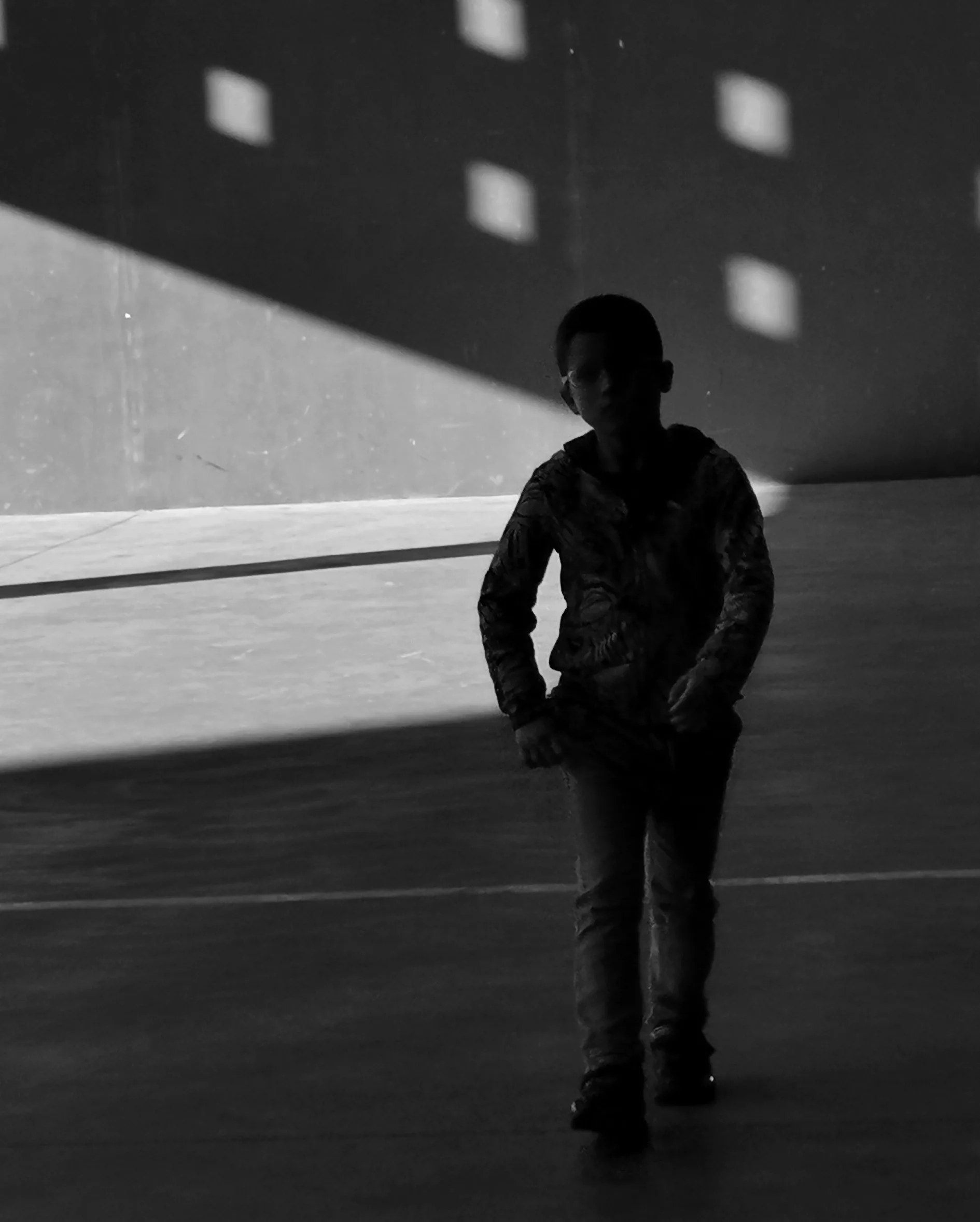 Atrapado en las Sombras – Fotografía creativa móvil en Barakaldo | Ibarakaldo