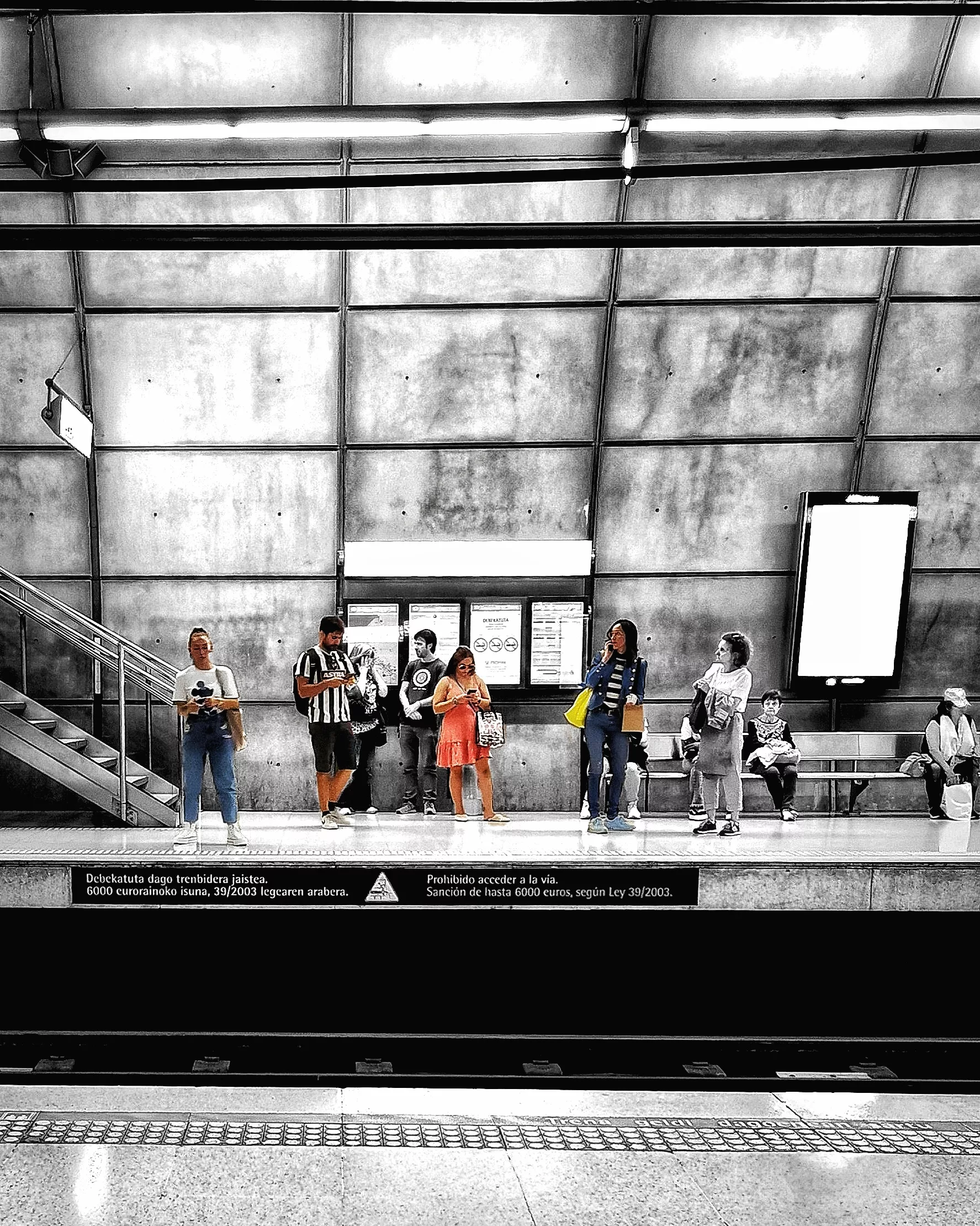 Conecting People… |  Historias Urbanas en el Metro | Fotografia Creativa movil Ibarakaldo
