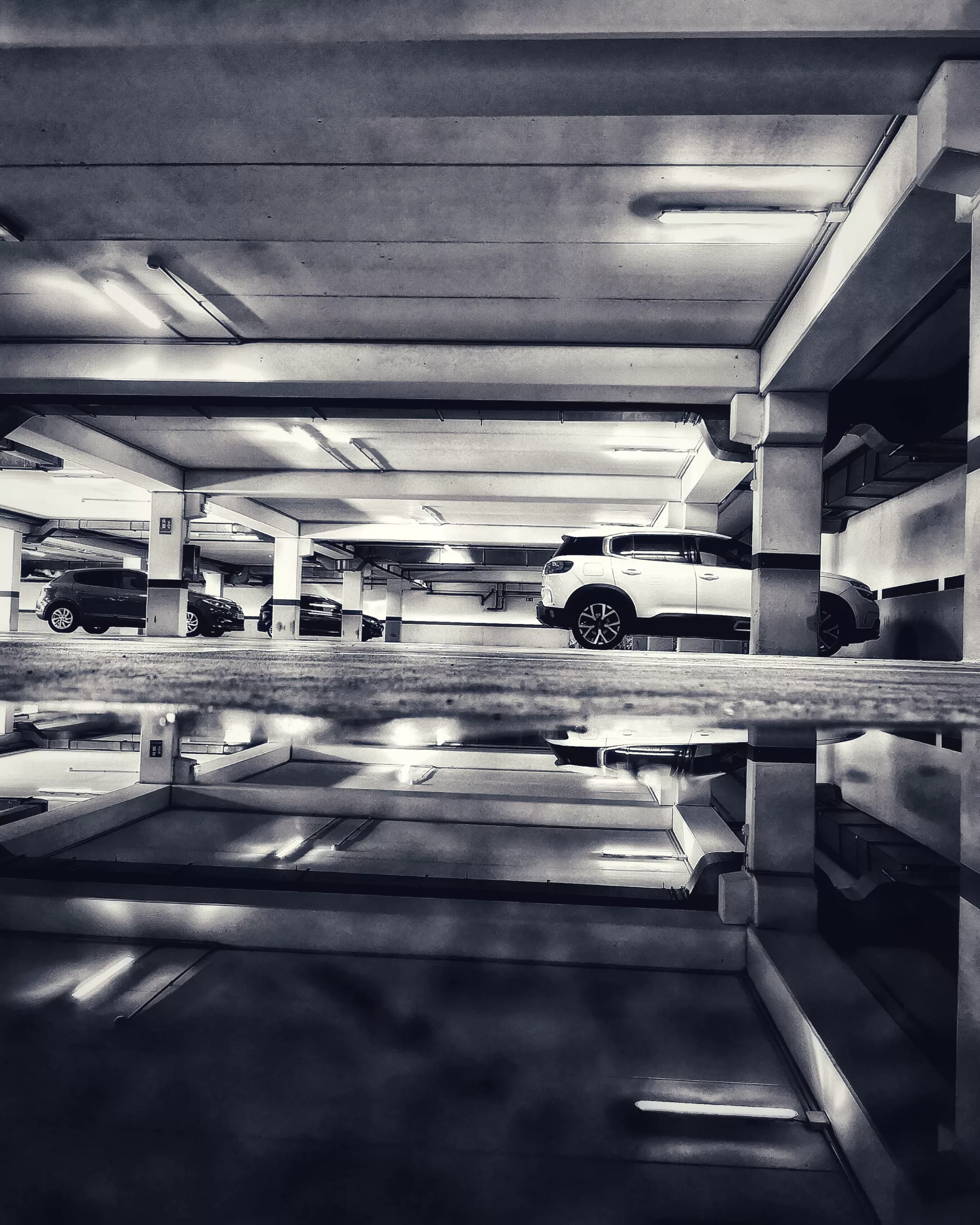 Reflejos en Negro – Fotografía creativa móvil en Barakaldo | Ibarakaldo