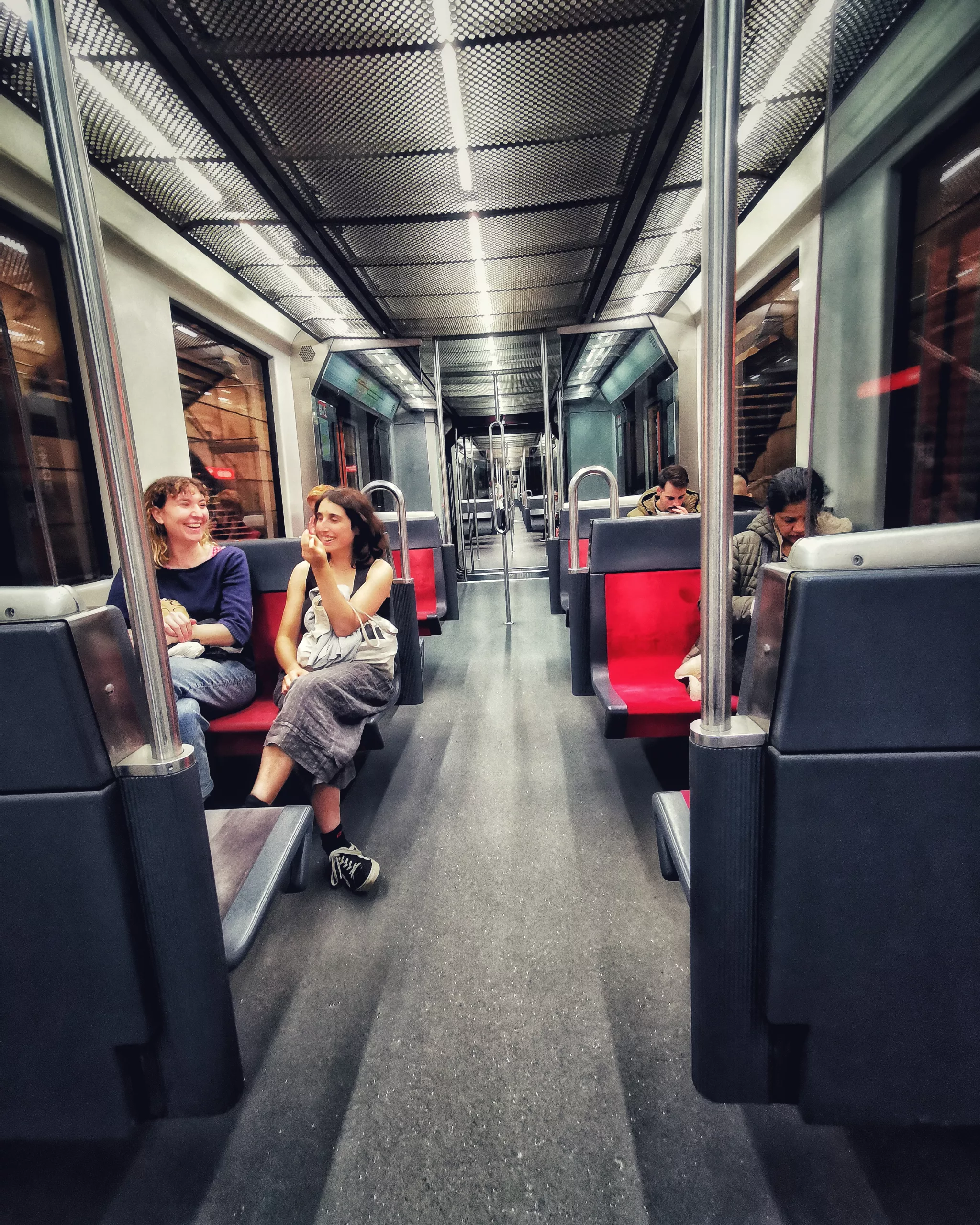 Alegria  |  Historias Urbanas en el Metro | Fotografia Creativa movil Ibarakaldo