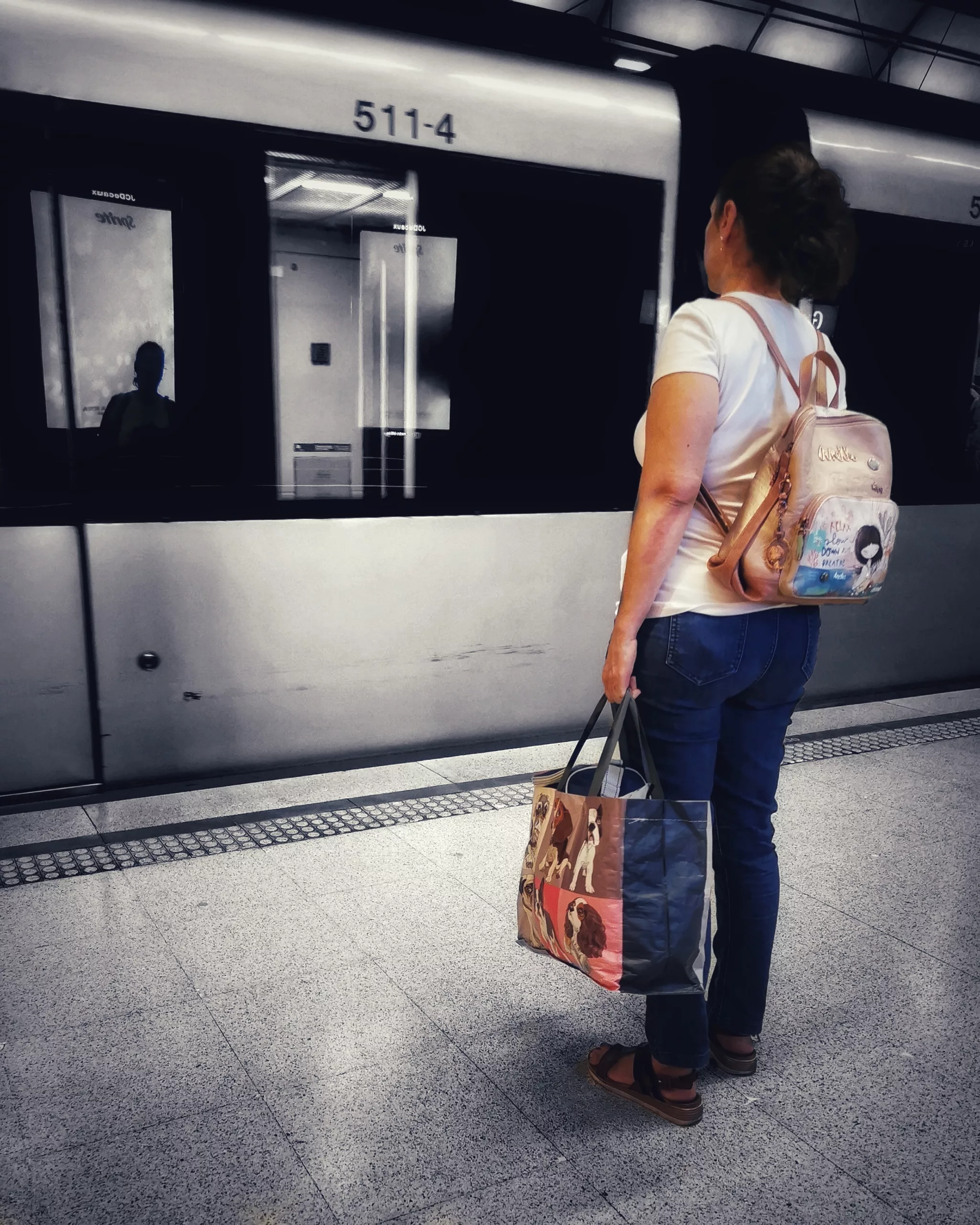 waiting ….esperando 2  | Historias Urbanas en el Metro | Fotografia Creativa movil Ibarakaldo