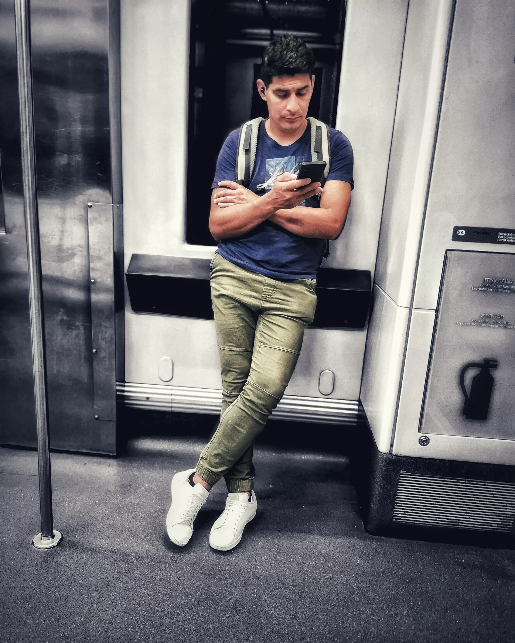 Buscando planes…  | Historias Urbanas en el Metro | Fotografia Creativa movil Ibarakaldo