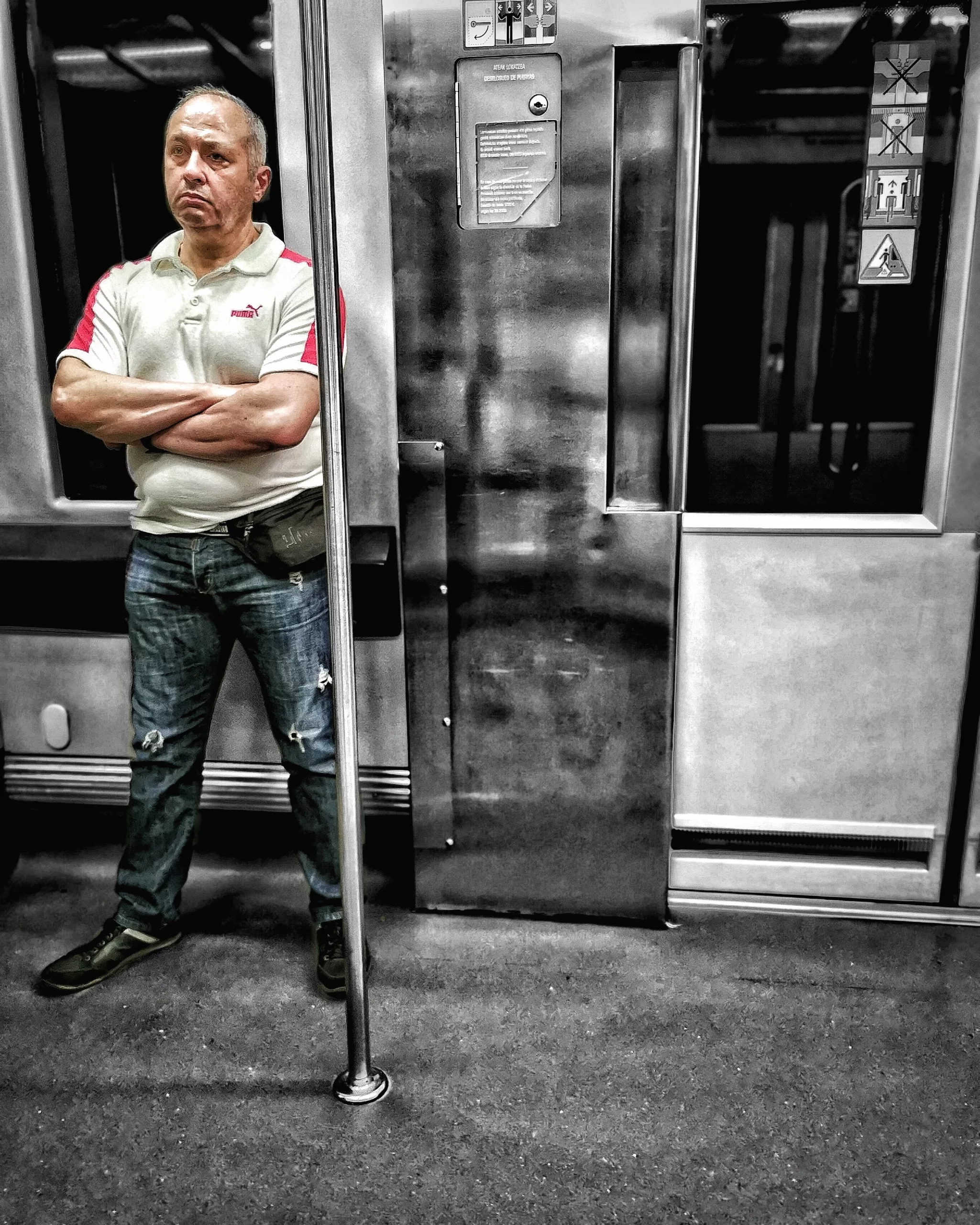 El portero del Metro  |  Historias Urbanas en el Metro | Fotografia Creativa movil Ibarakaldo