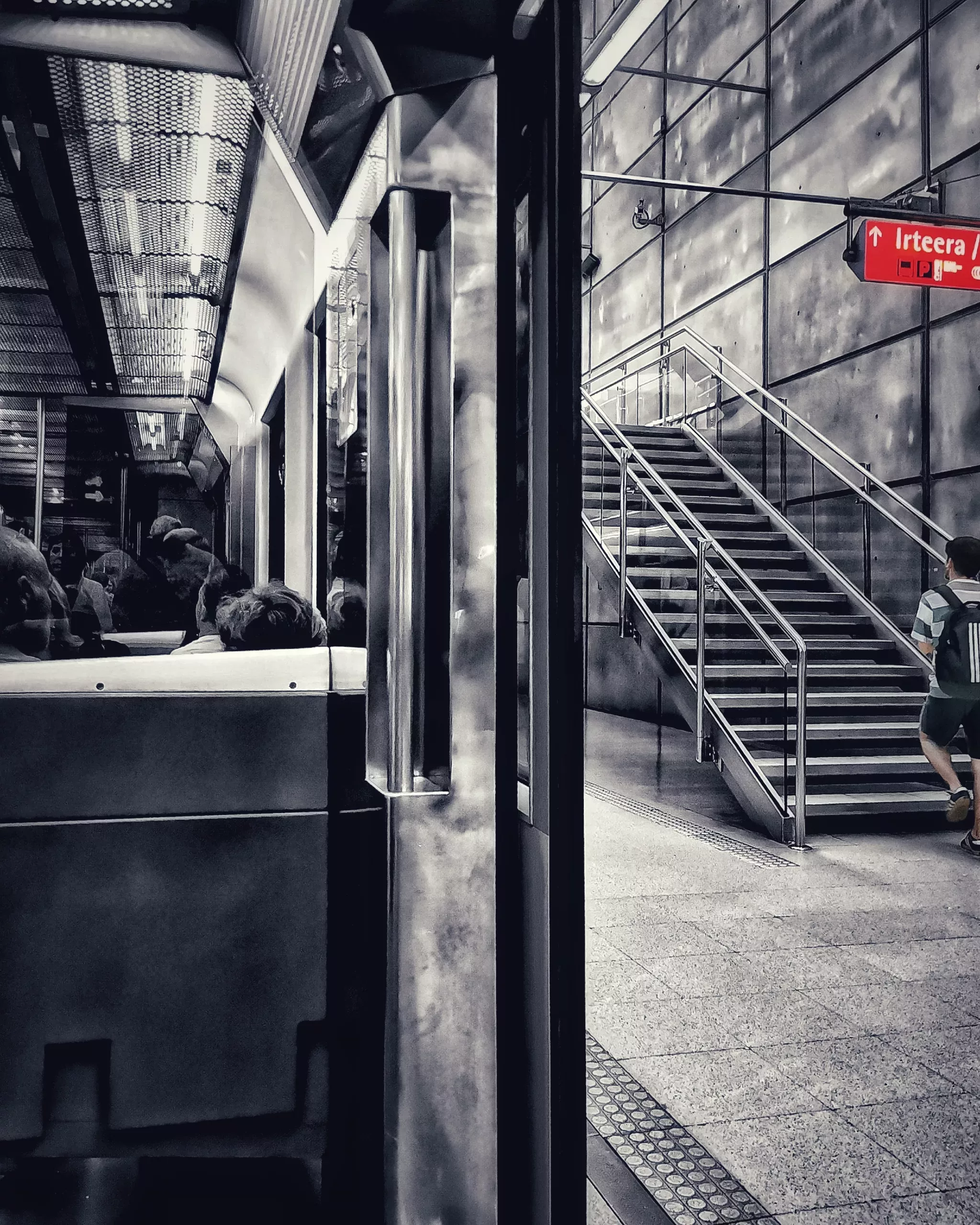 Caminante…  |  Historias Urbanas en el Metro | Fotografia Creativa movil Ibarakaldo