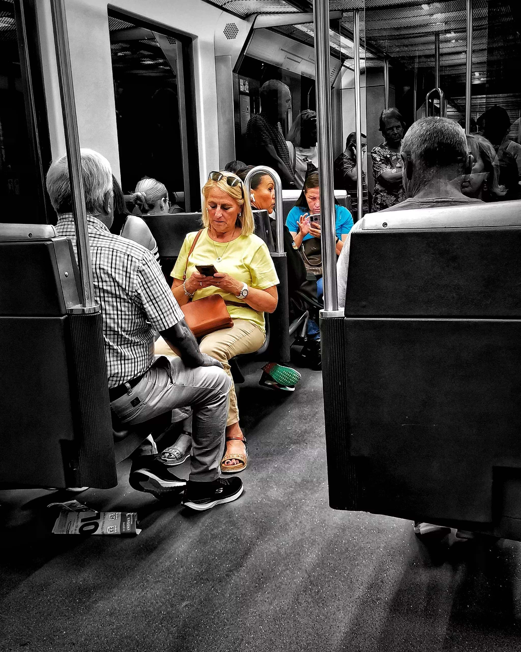 El partido de ayer….  |  Historias Urbanas en el Metro | Fotografia Creativa movil Ibarakaldo