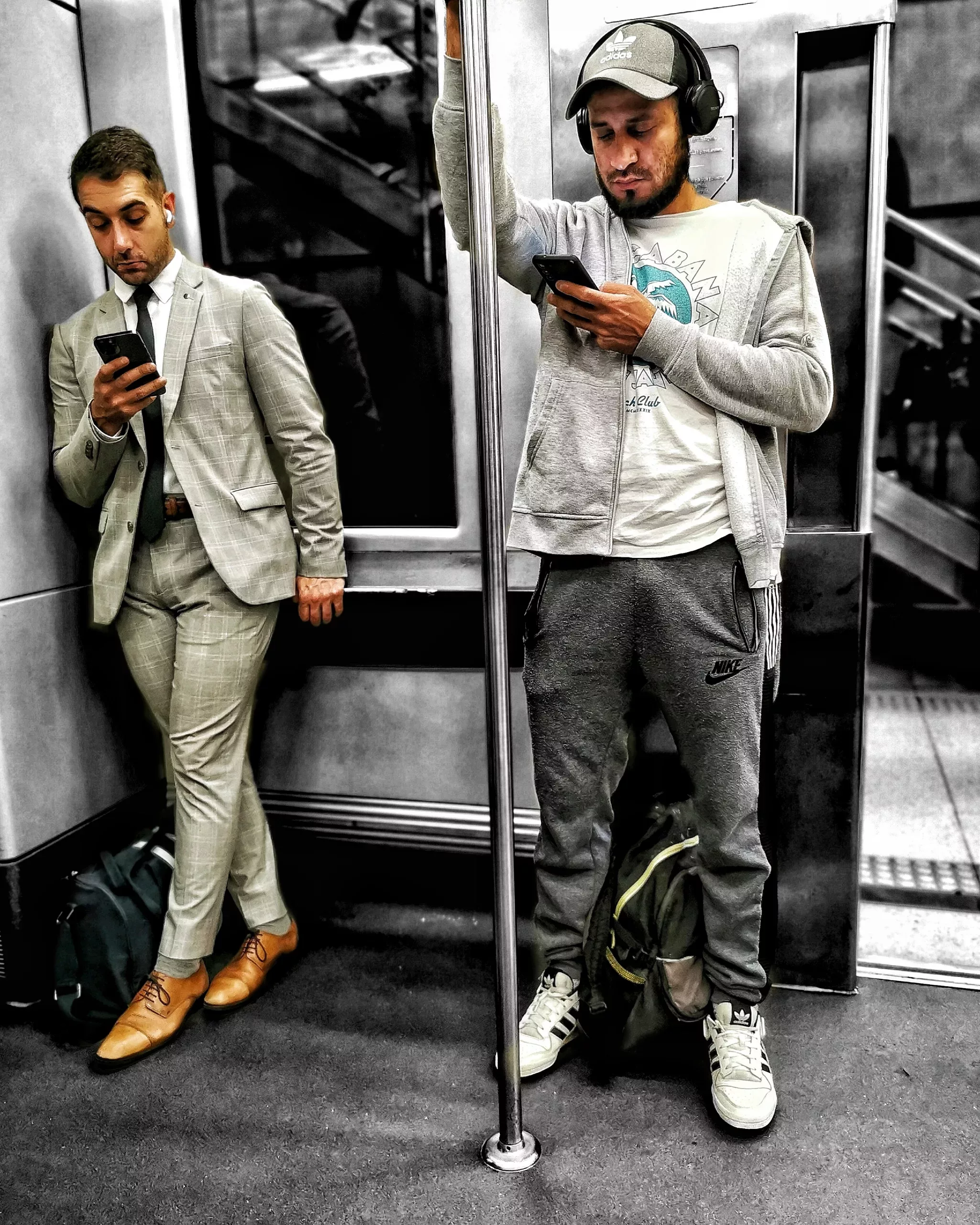 Contrastes …  |  Historias Urbanas en el Metro | Fotografia Creativa movil Ibarakaldo