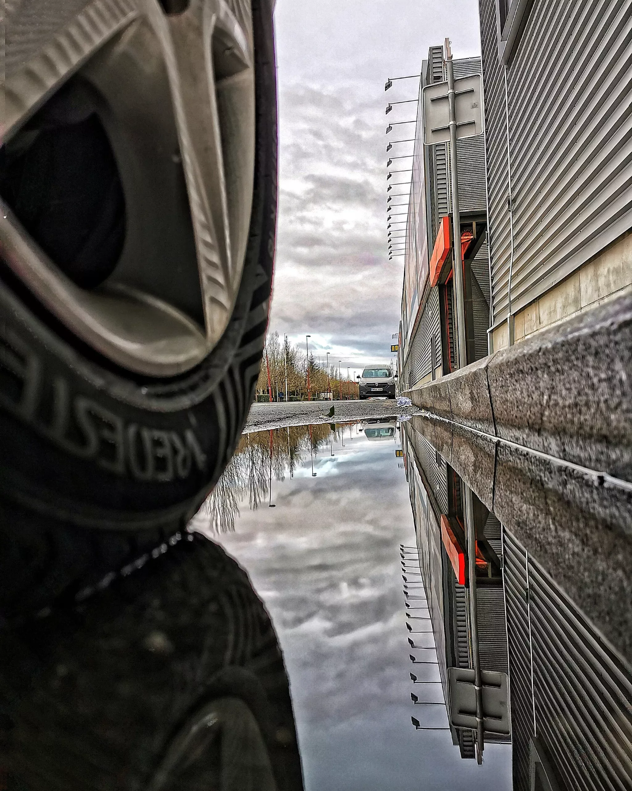 Wheel on rain – Fotografía creativa móvil en Barakaldo | Ibarakaldo