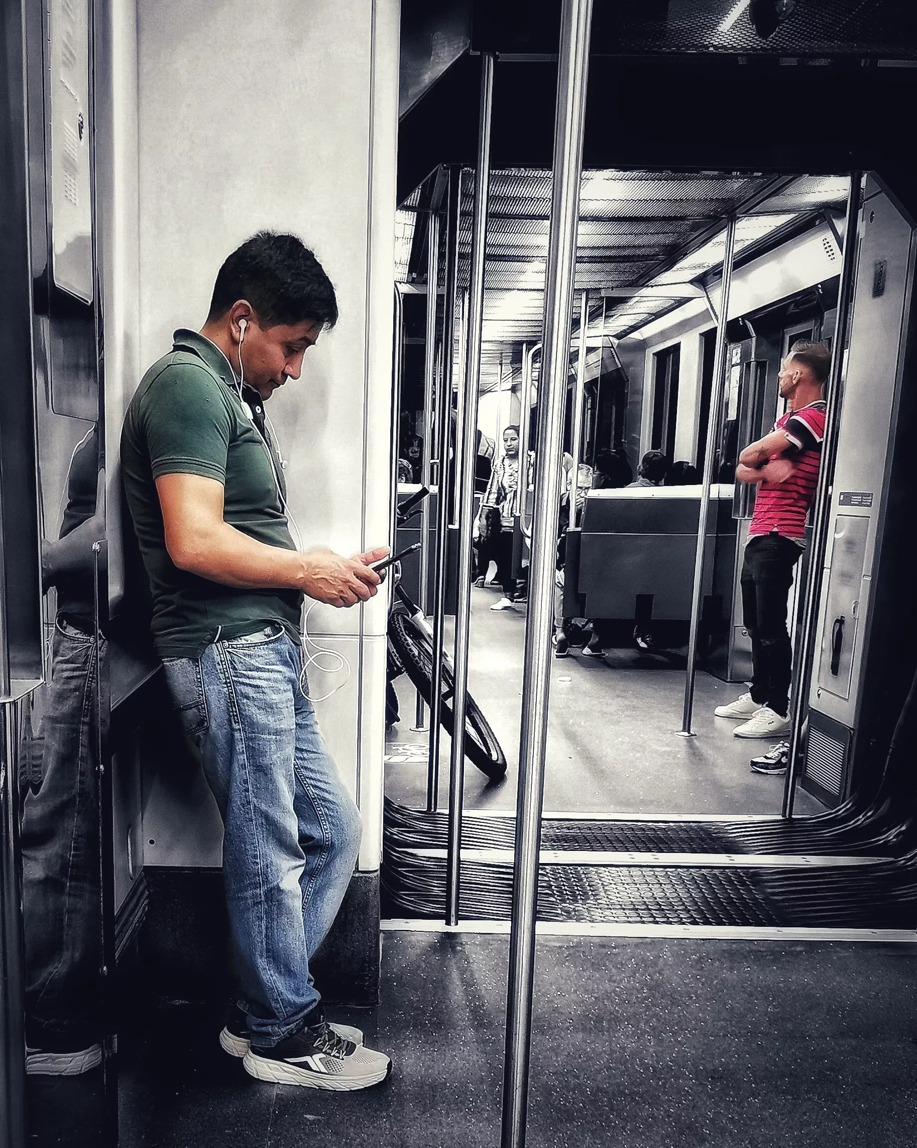 Tan lejos … Tan cerca   |  Historias Urbanas en el Metro | Fotografia Creativa movil Ibarakaldo
