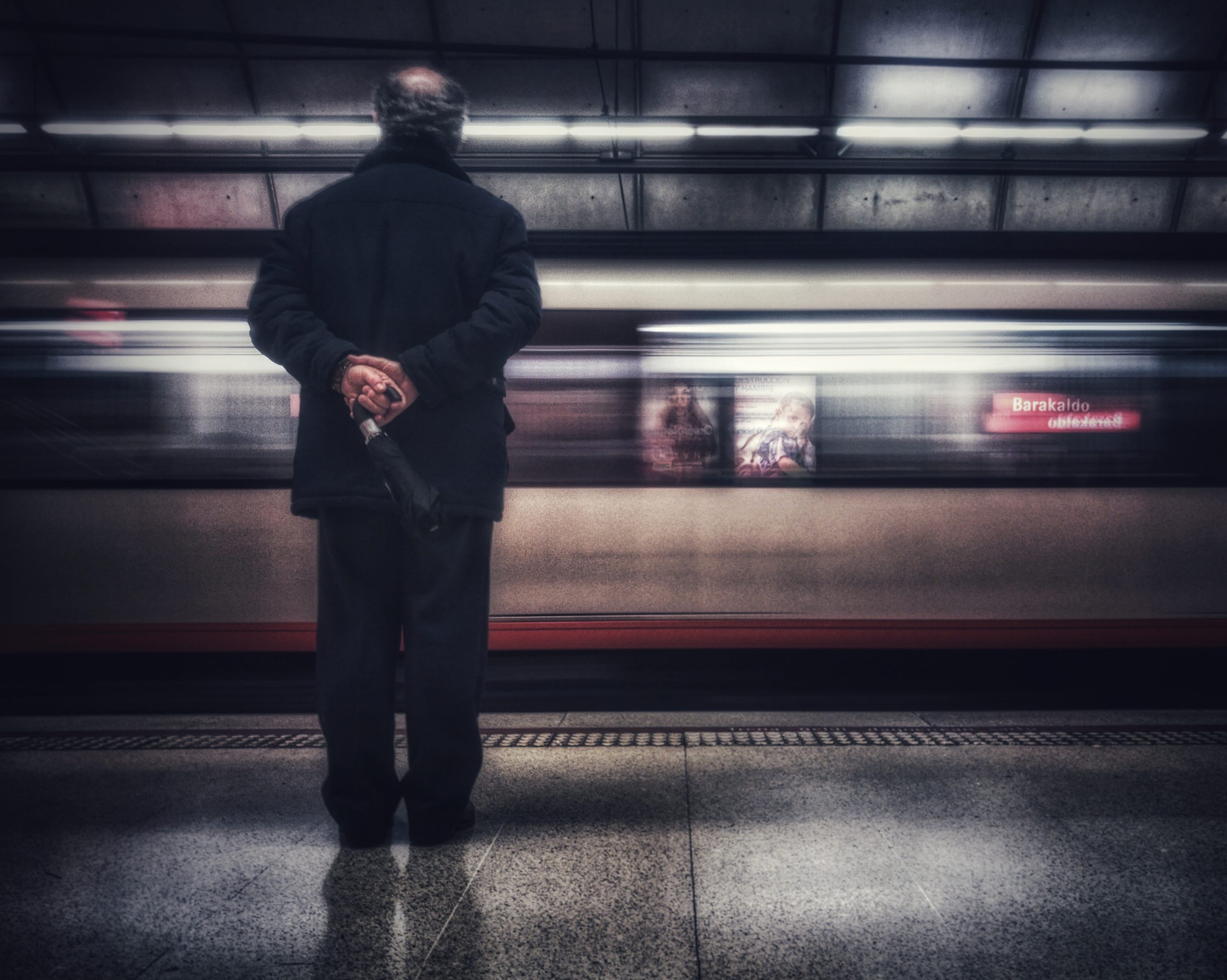 El tiempo pasa…  |  Historias Urbanas en el Metro | Fotografia Creativa movil Ibarakaldo