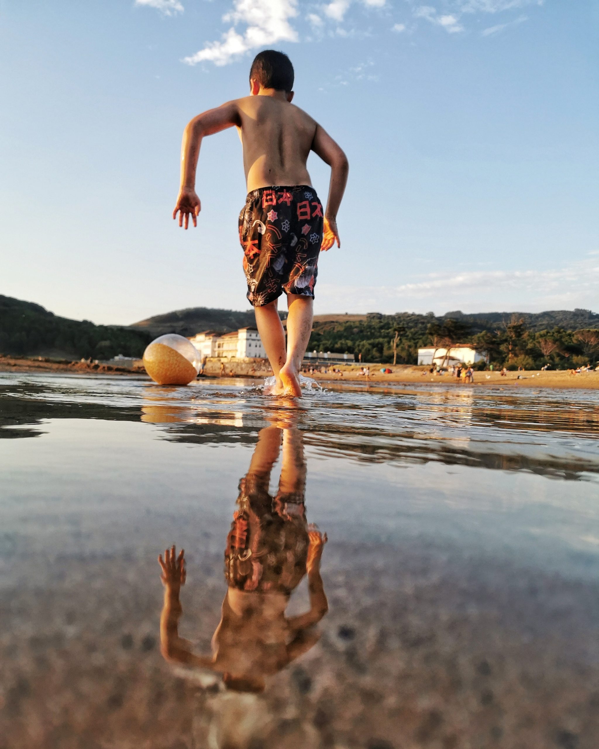 Alla va con en balon en los pies…. – Fotografía creativa móvil en Gorliz | Ibarakaldo