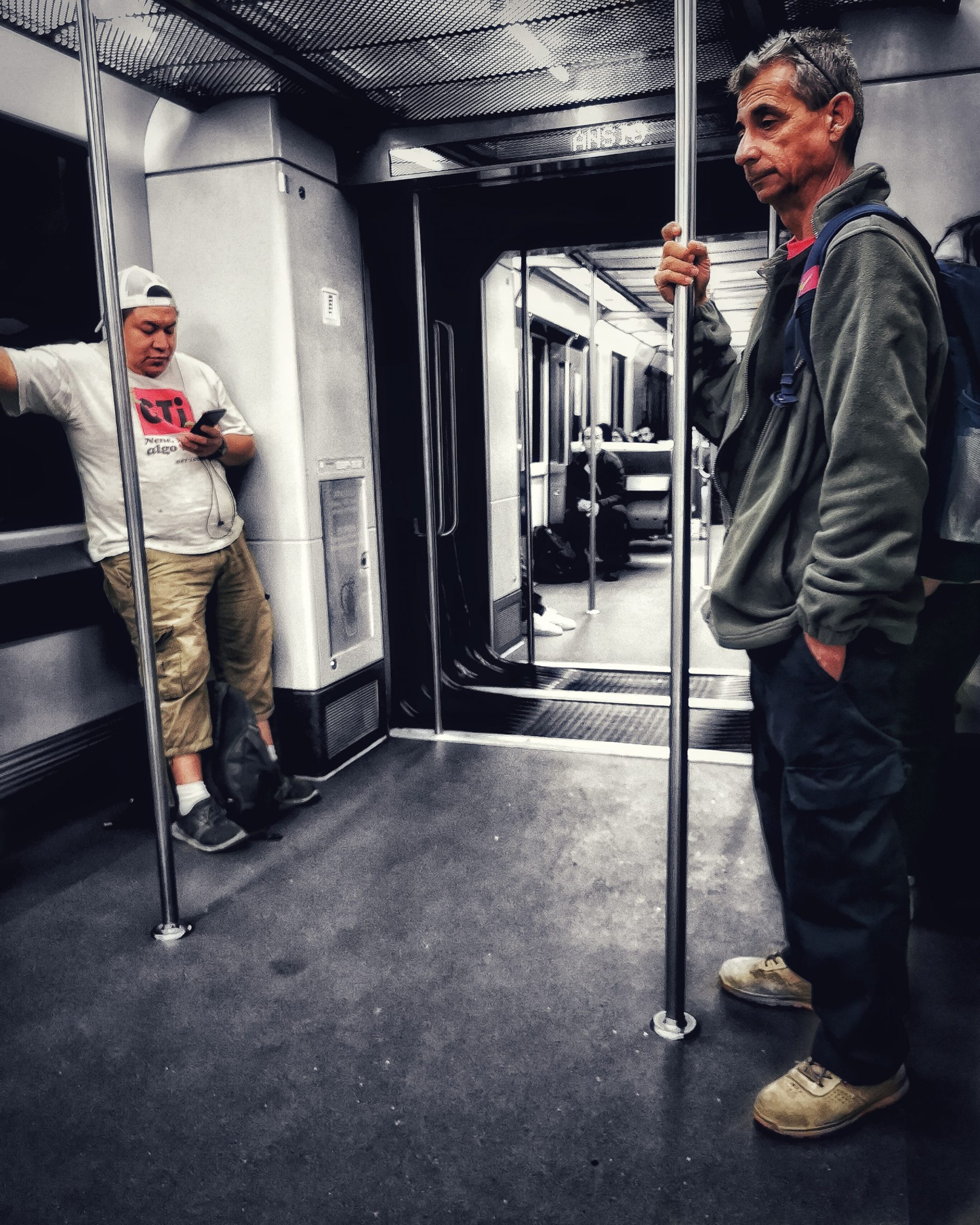 Opposite attract   |  Historias Urbanas en el Metro | Fotografia Creativa movil Ibarakaldo