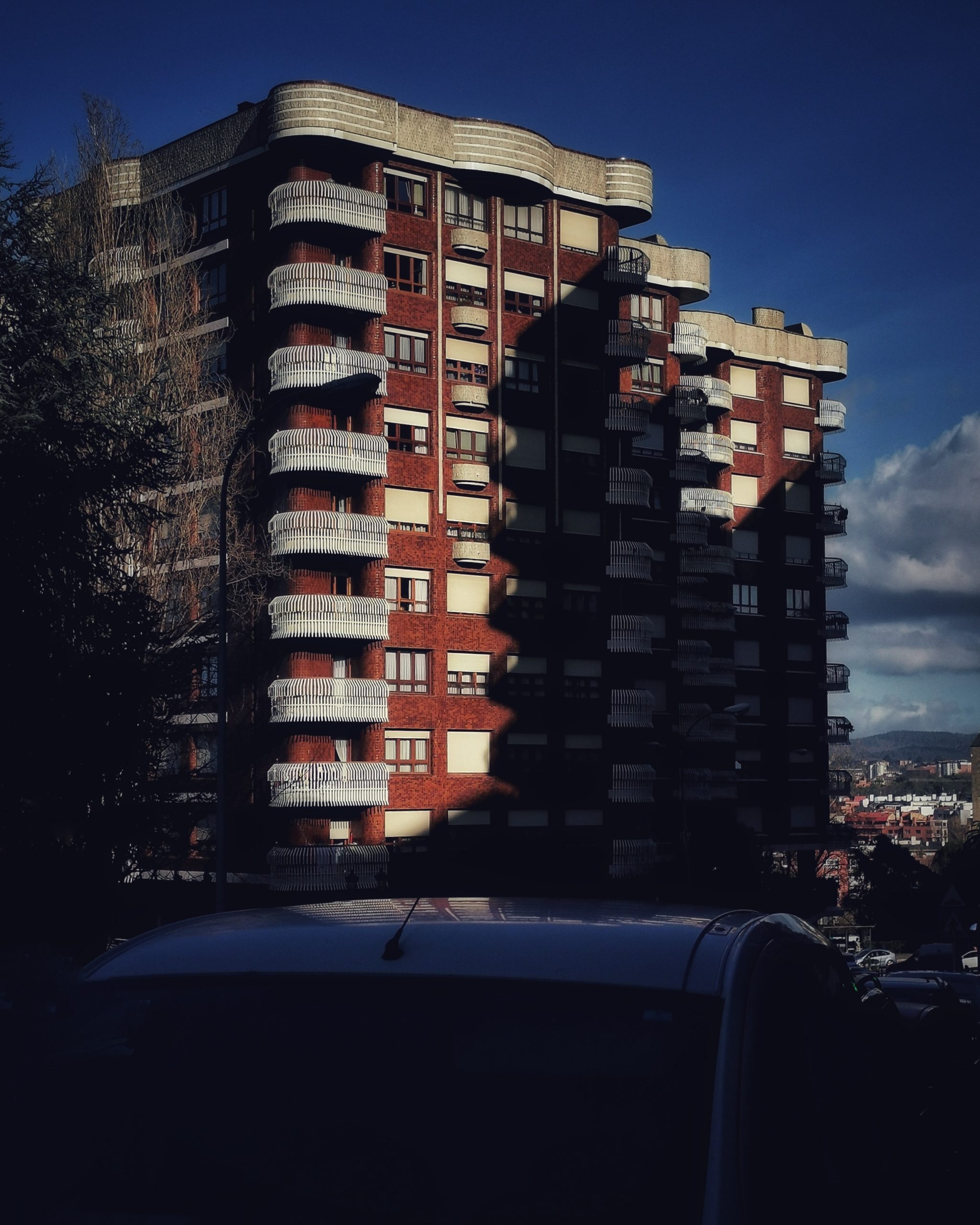 La sombra del cipres es alargada… – Fotografía creativa móvil en Barakaldo | Ibarakaldo