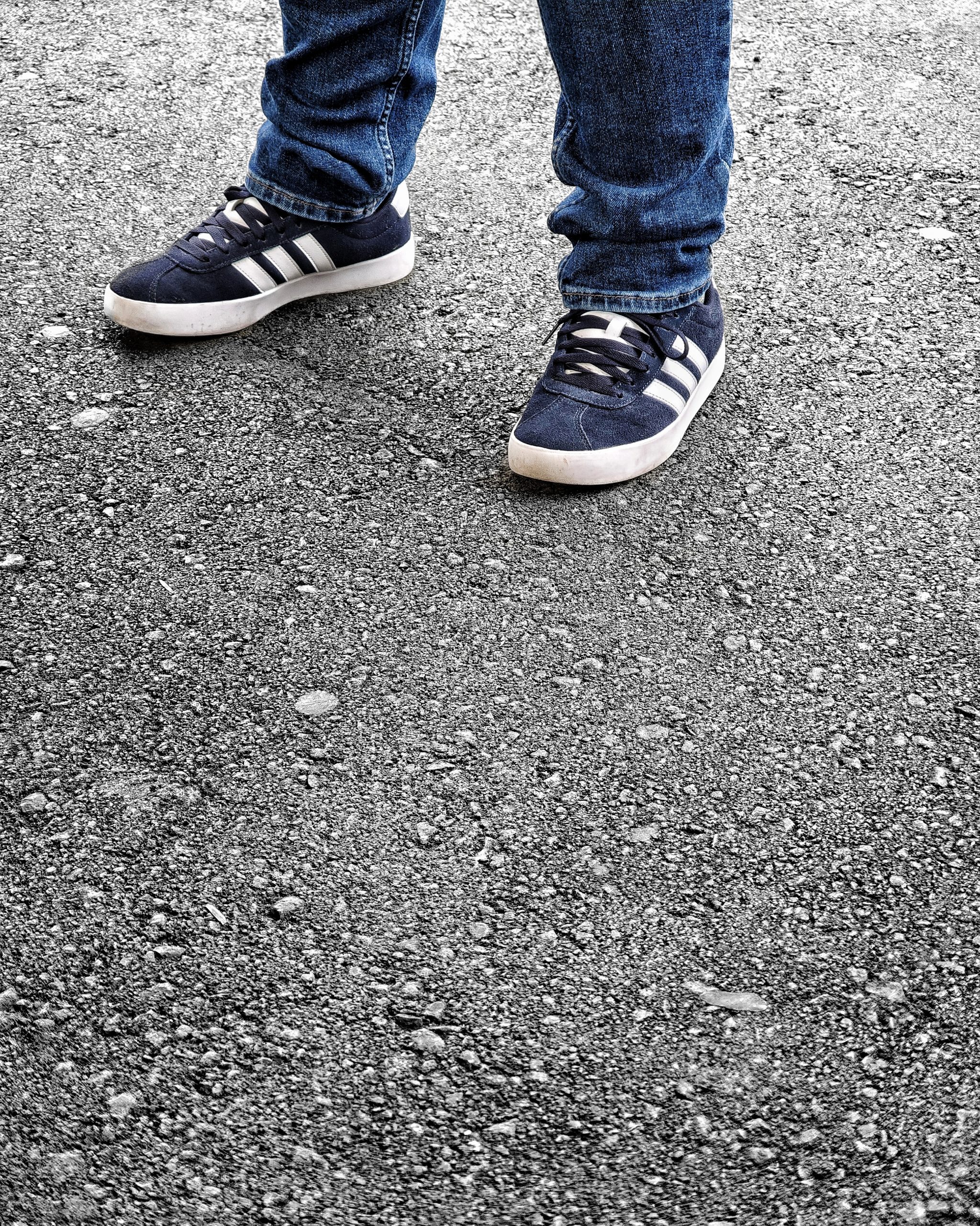 Desaturado Selectivo | Caminante 2 … | Momentos Splash (Cut Out). Fotografía Creativa Ibarakaldo