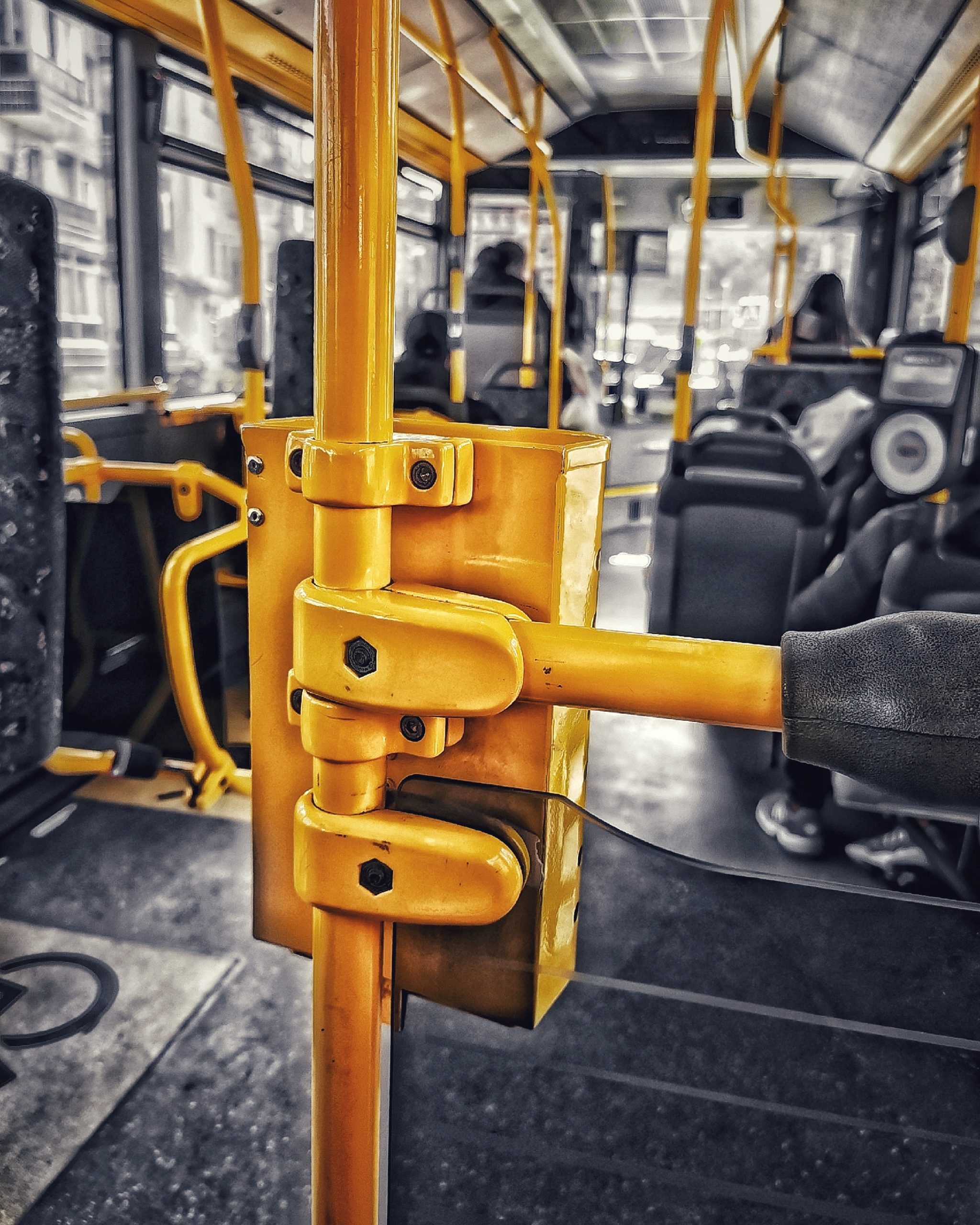 Desaturado Selectivo |  YellowBus  | Momentos Splash (Cut Out). Fotografía Creativa Ibarakaldo