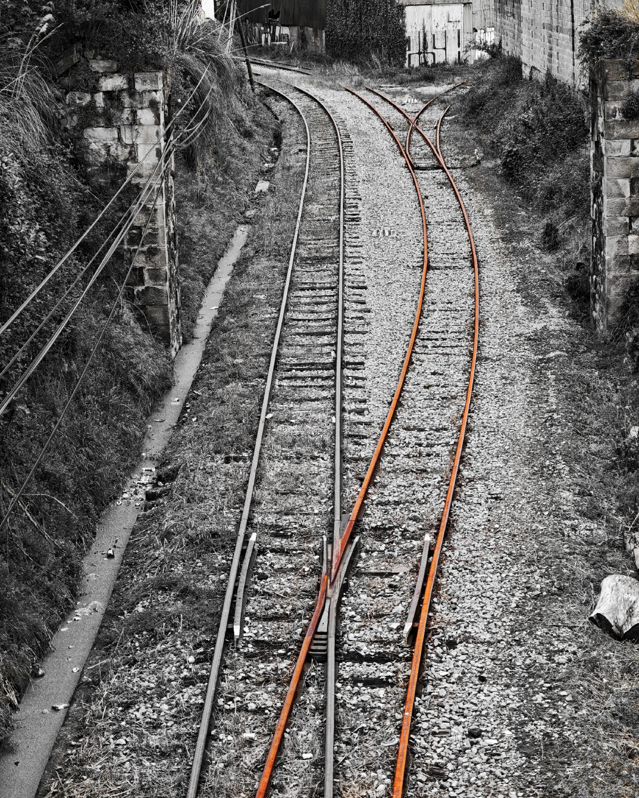 Desaturado Selectivo | Vias de Tren.. | Momentos Splash (Cut Out). Fotografía Creativa Ibarakaldo