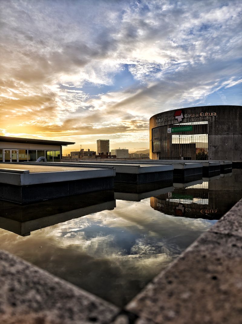 La ciudad también sabe reflejar su alma – Fotografía creativa móvil en Barakaldo | Ibarakaldo