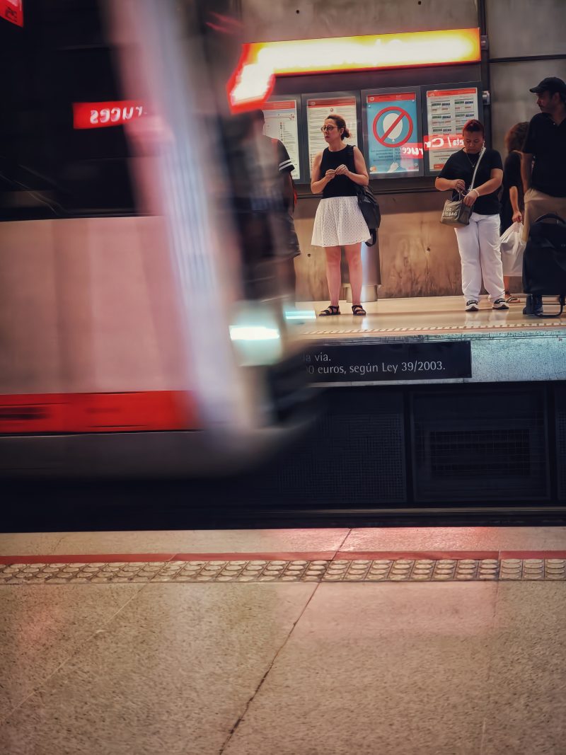 La espera 3 …  Entre lo Fijo y lo Fugaz |  Historias Urbanas en el Metro | Fotografia Creativa movil Ibarakaldo
