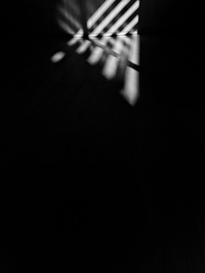 Diálogo entre Luz y Oscuridad – Fotografía creativa móvil en Barakaldo | Ibarakaldo