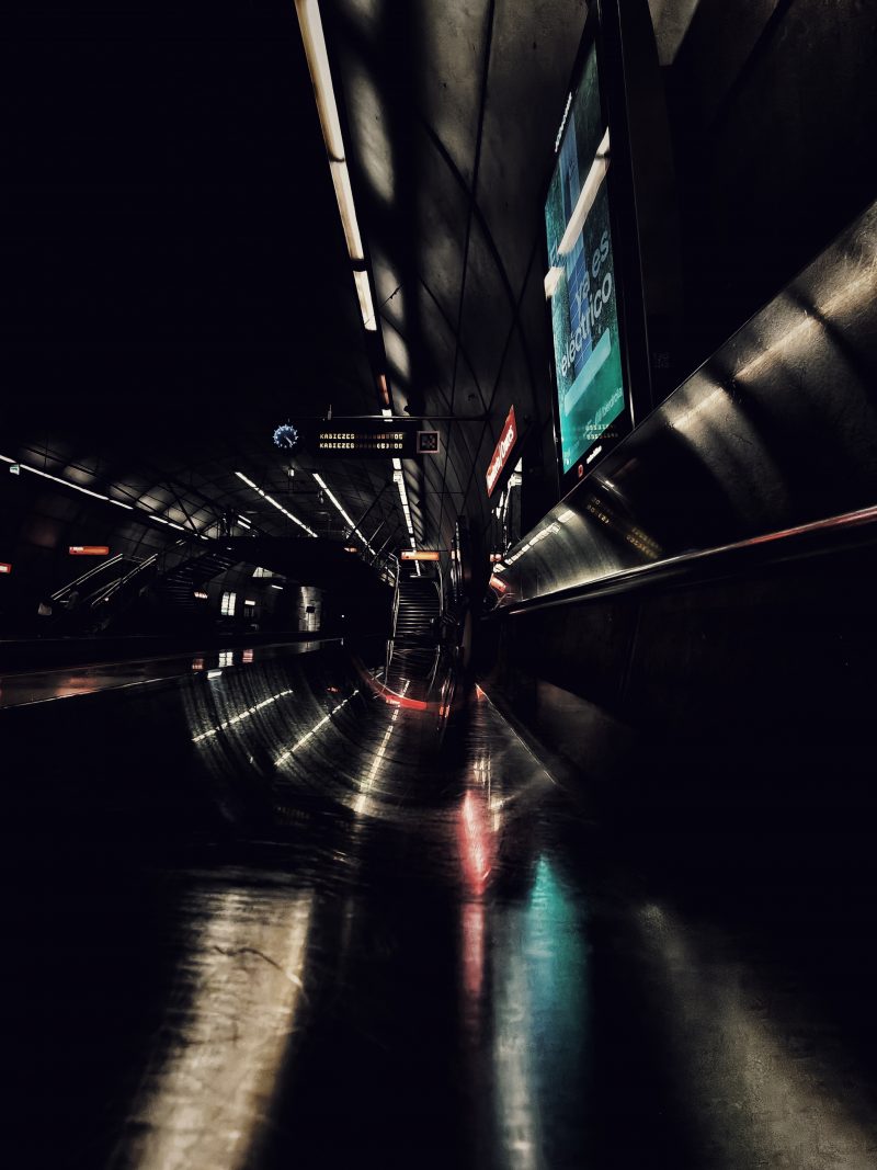 Metro Barakaldo 24 – Ecos de Metal y Sombra | Fotografía creativa móvil en Barakaldo | Ibarakaldo