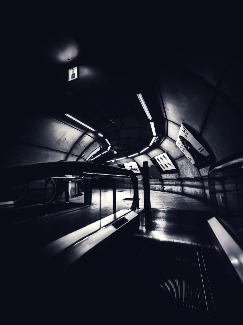 Metro Barakaldo 28 – Melancolía del Concreto – Fotografía creativa móvil en Barakaldo | Ibarakaldo