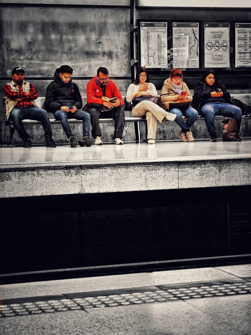 Cazadores de Pokemons… 1 sin batería |  Historias Urbanas en el Metro | Fotografia Creativa movil Ibarakaldo