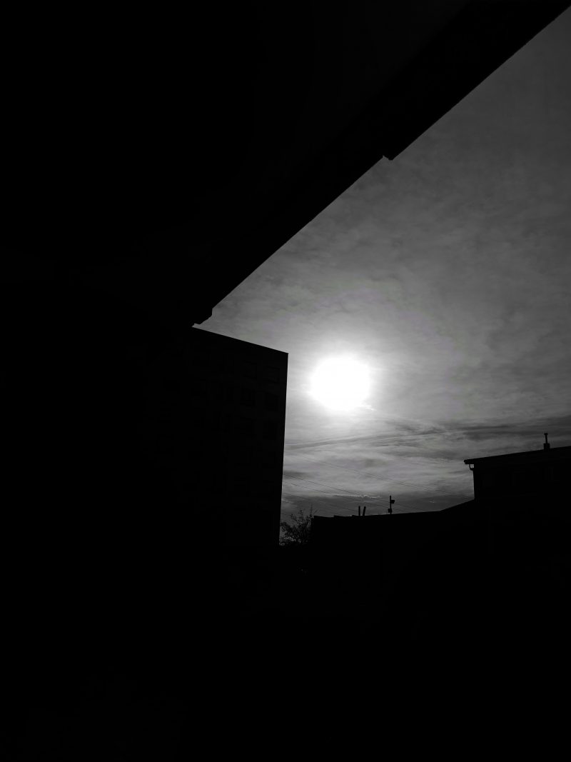 La Espera en la Sombra – Fotografía creativa móvil en Barakaldo | Ibarakaldo