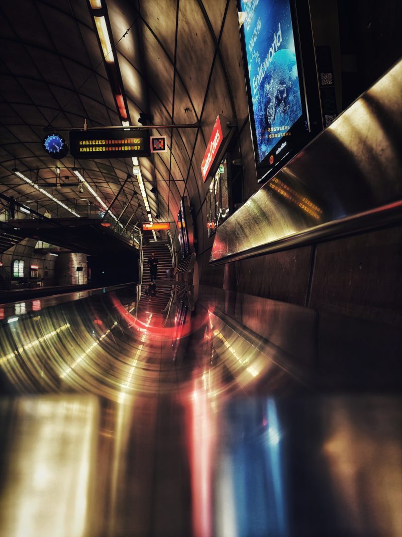 Metro Barakaldo 30 – Curvas y metales – Fotografía creativa móvil en Barakaldo | Ibarakaldo