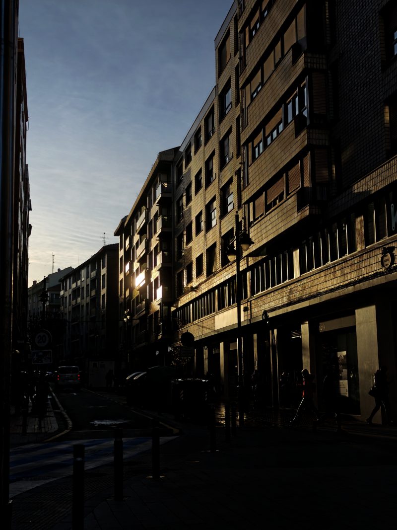 Contraste Urbano– Fotografía creativa móvil en Barakaldo | Ibarakaldo