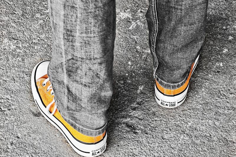 Desaturado Selectivo | Caminando con Actitud | Momentos Splash (Cut Out). Fotografía Creativa Ibarakaldo